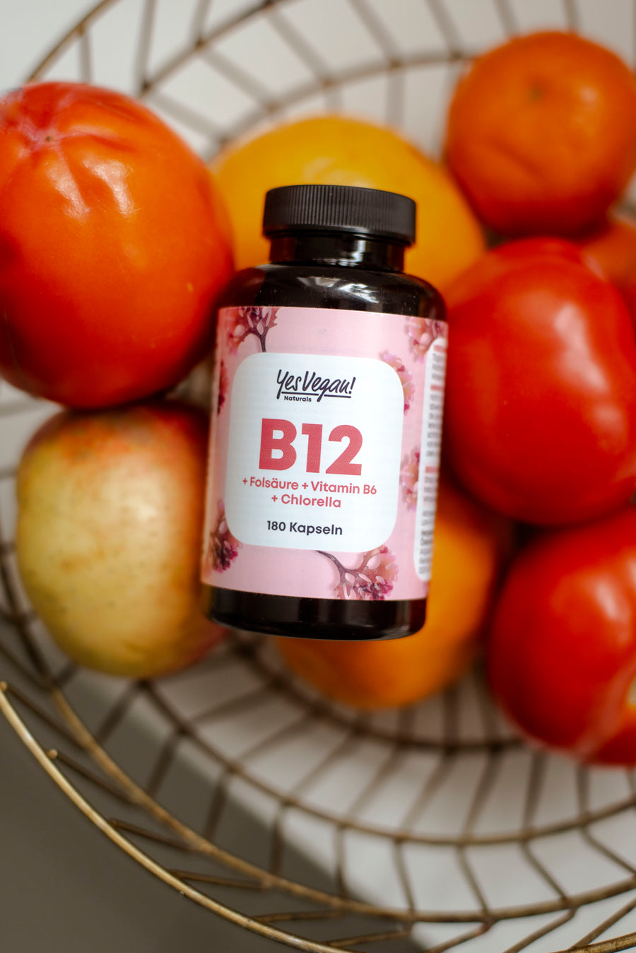 Yes Vegan Vitamin B12 Kapseln mit Folsäure und Chlorella im Obstkorb