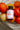 KI-generierte Abbildung (beispielhaft): Yes Vegan Vitamin B12 Dose im Obstkorb mit Tomaten und Äpfeln