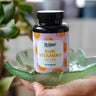 KI-generierte Abbildung (beispielhaft): Yes Vegan Sun Vitamins D3 + K2 Dose in der Hand auf grüner Glasschale