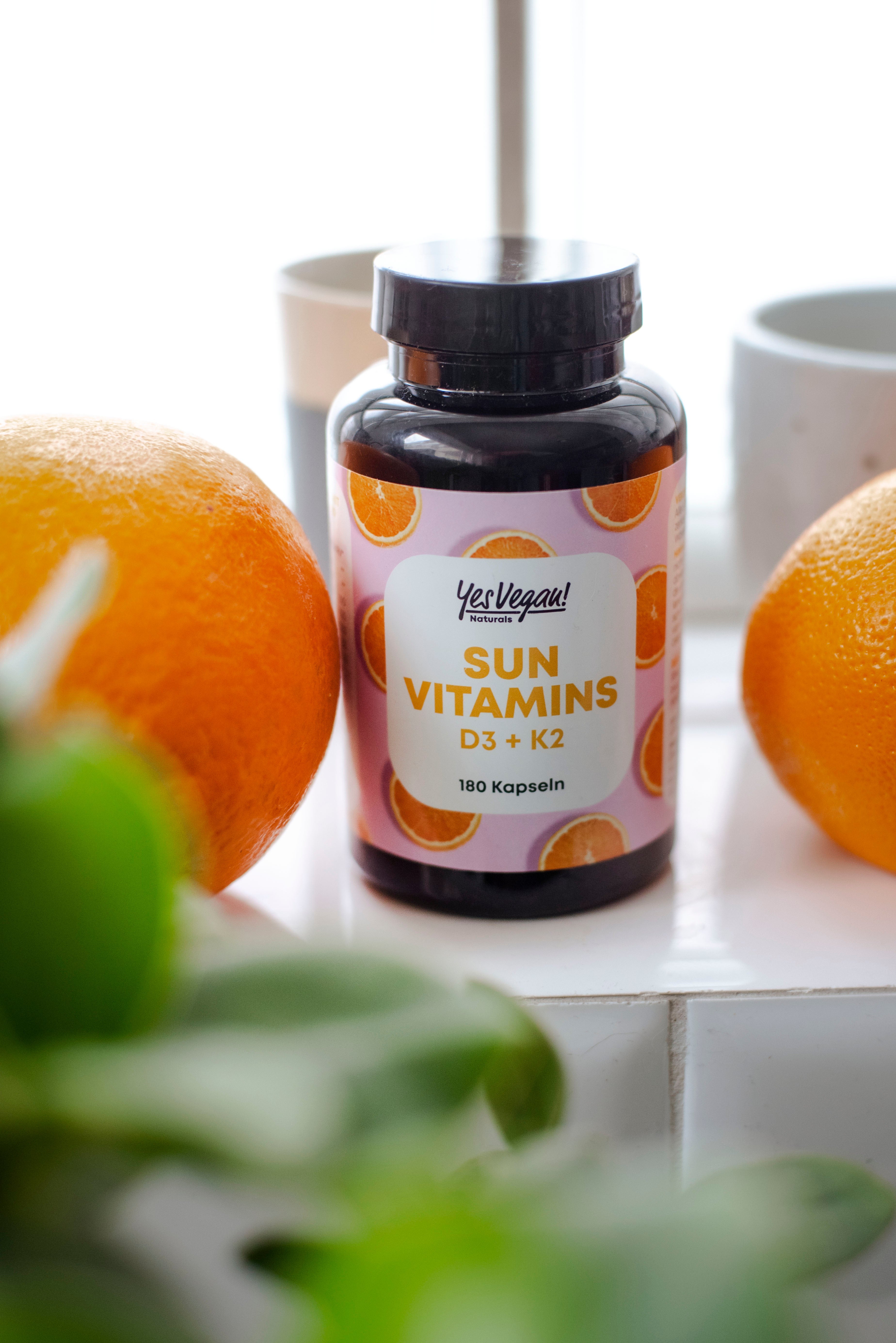 Yes Vegan Sun Vitamins D3 + K2 180 Kapseln zwischen Orangen am Fenster