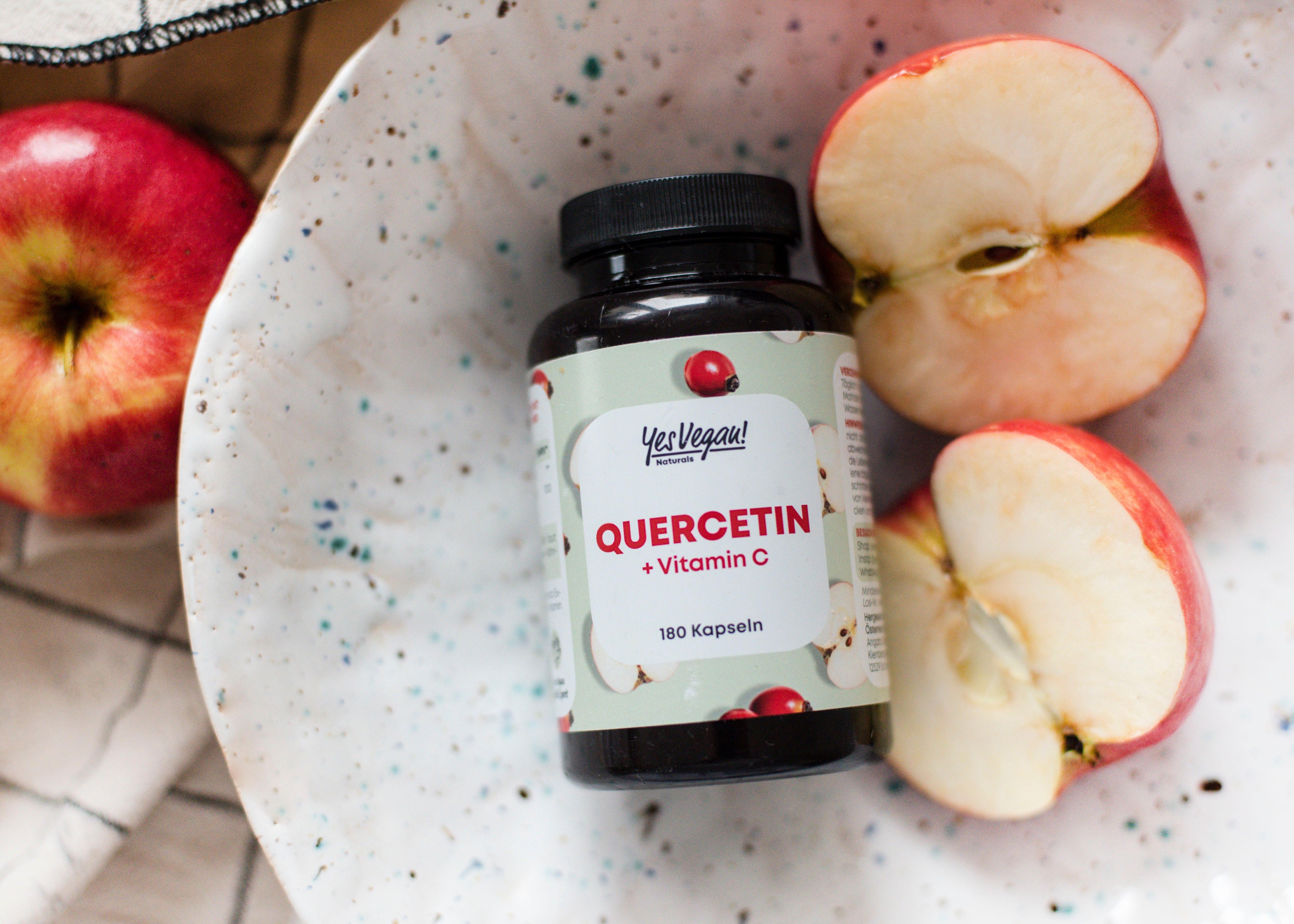 Yes Vegan Quercetin + Vitamin C 180 Kapseln mit aufgeschnittenen Äpfeln