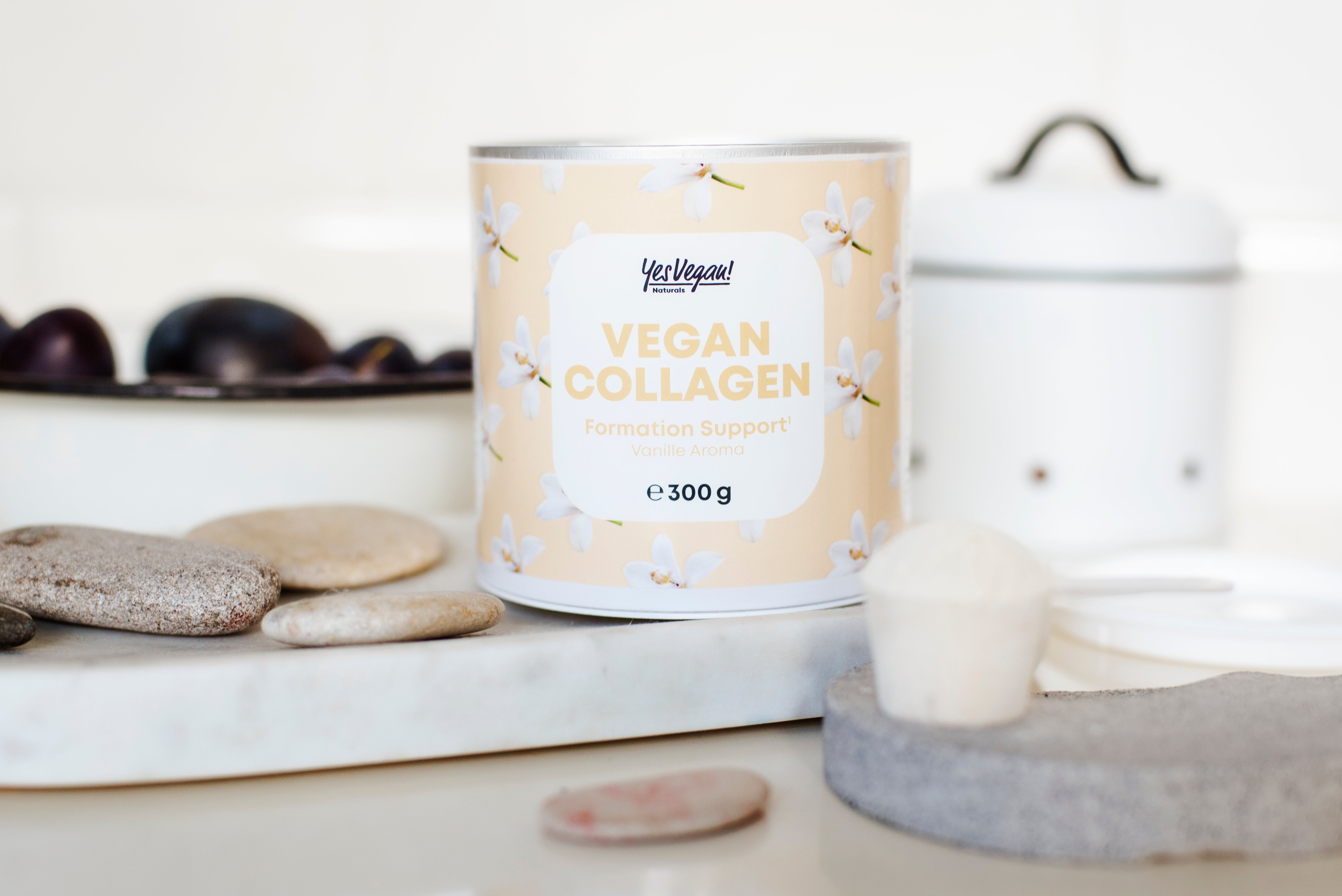 Yes Vegan Vegan Collagen Vanille Dose auf Marmorbrett – Set mit Shaker