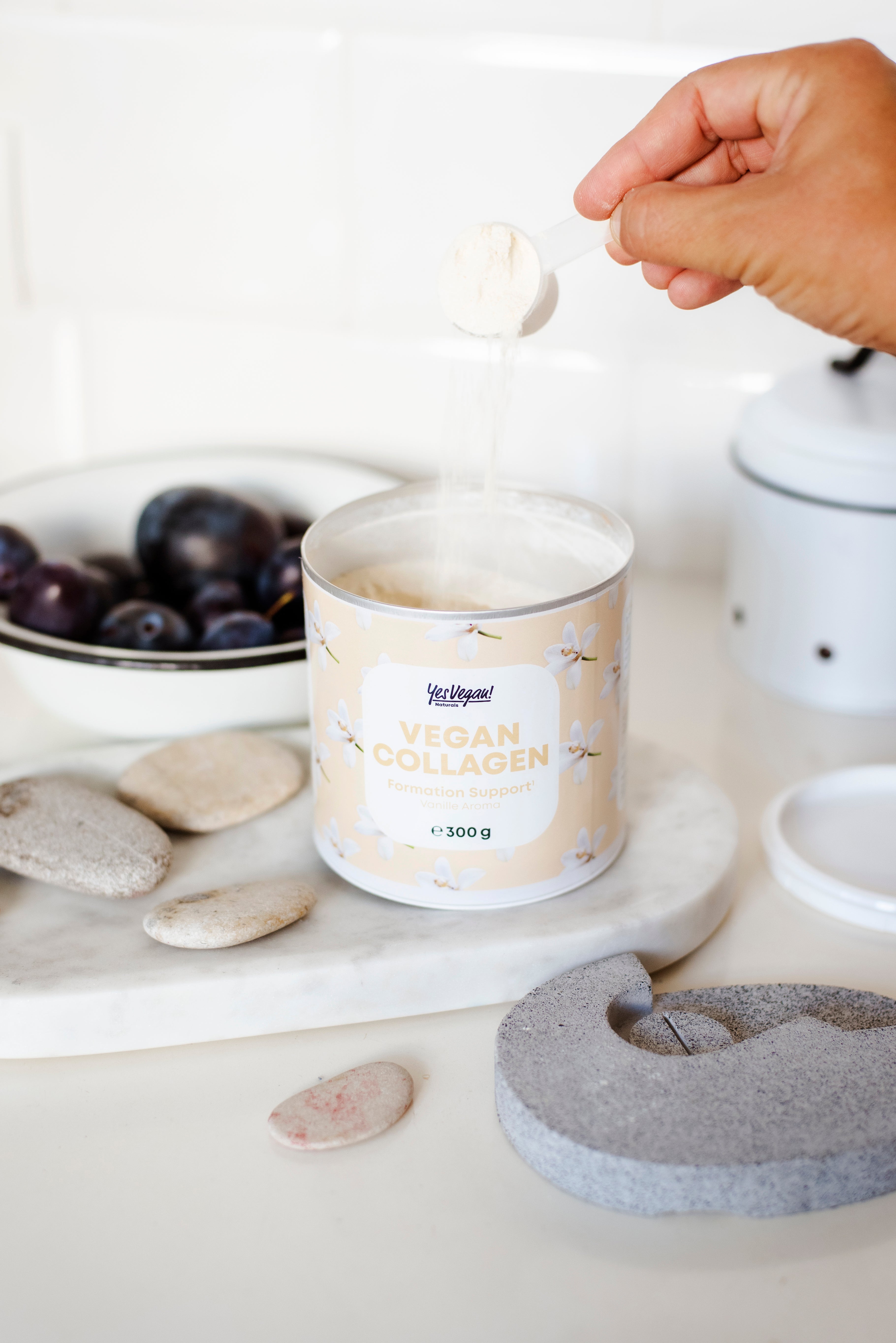 Vegan Collagen Vanille Pulver wird mit Messlöffel aus der Dose genommen