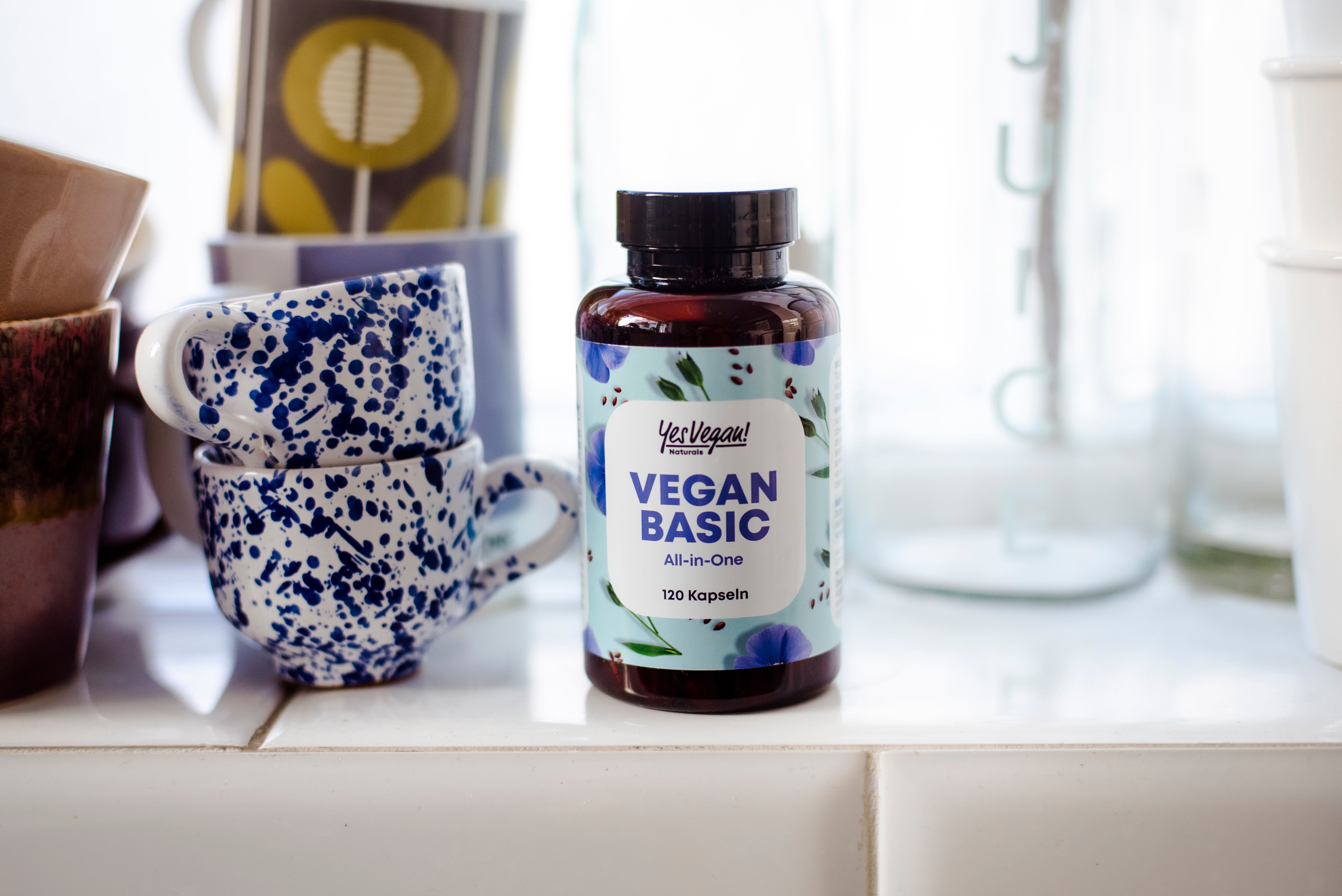 Yes Vegan Vegan Basic Dose auf dem Küchenregal neben Tassen