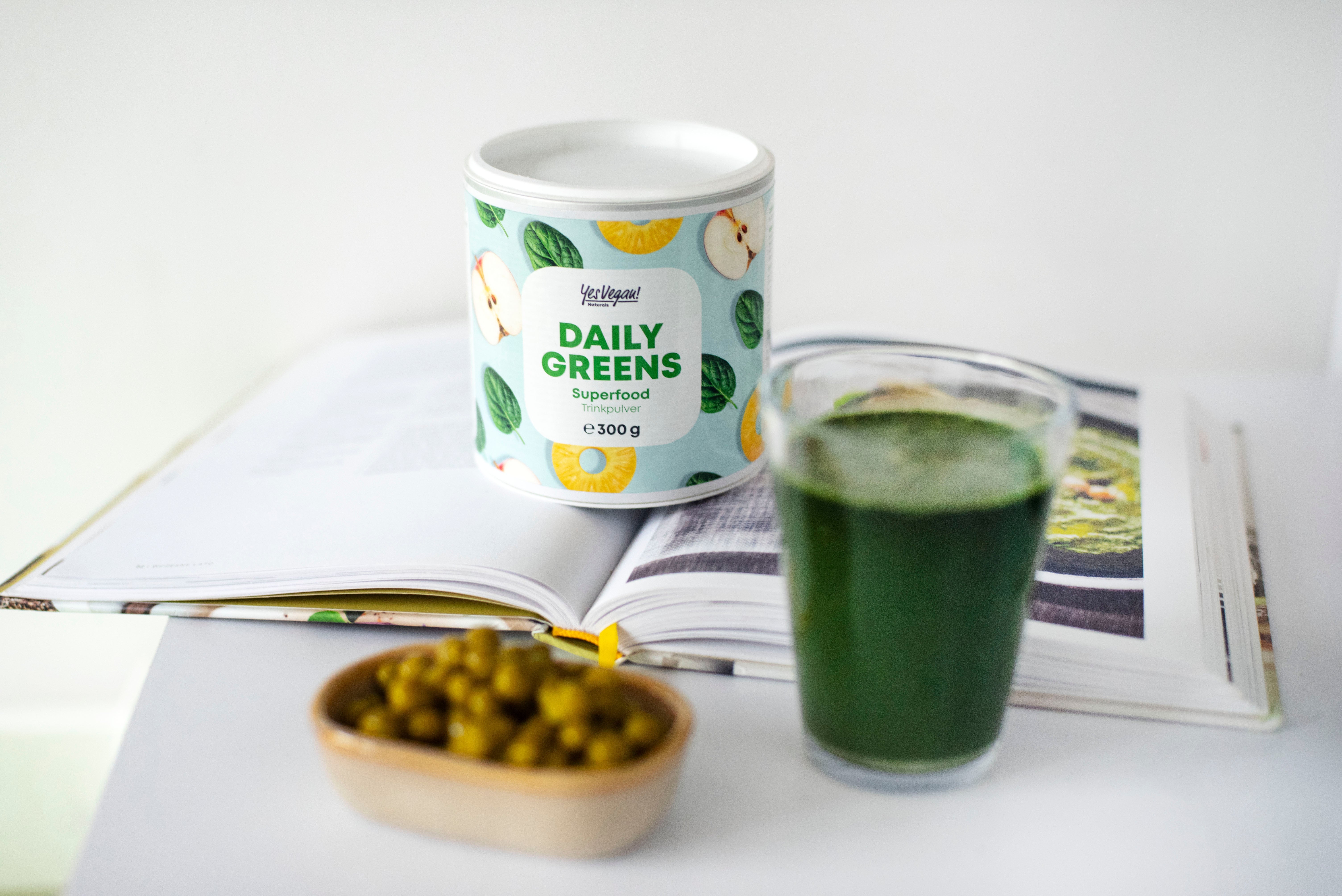 Yes Vegan Daily Greens Superfood Trinkpulver 300 g mit grünem Smoothie