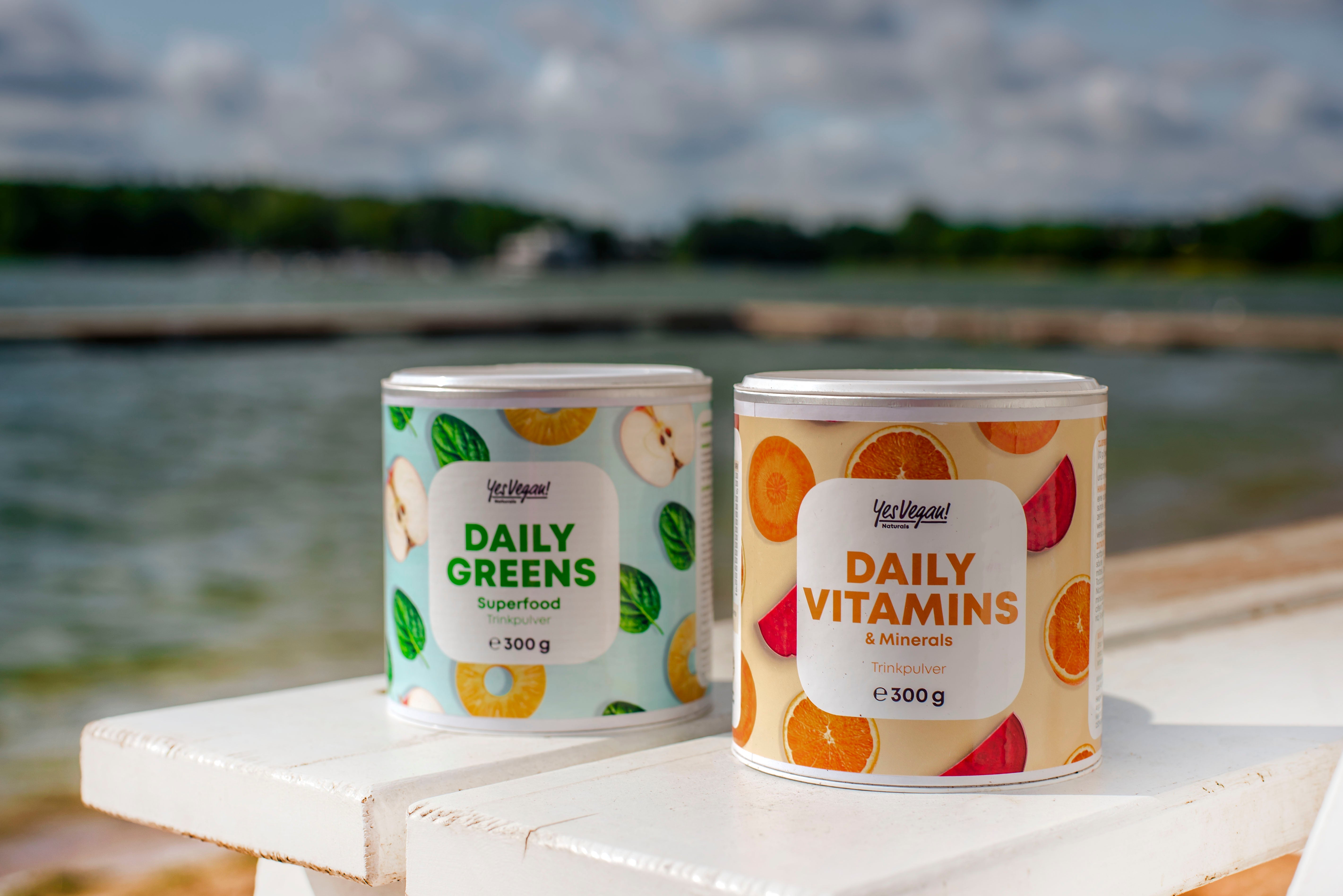 Yes Vegan Daily Greens und Daily Vitamins Trinkpulver am See