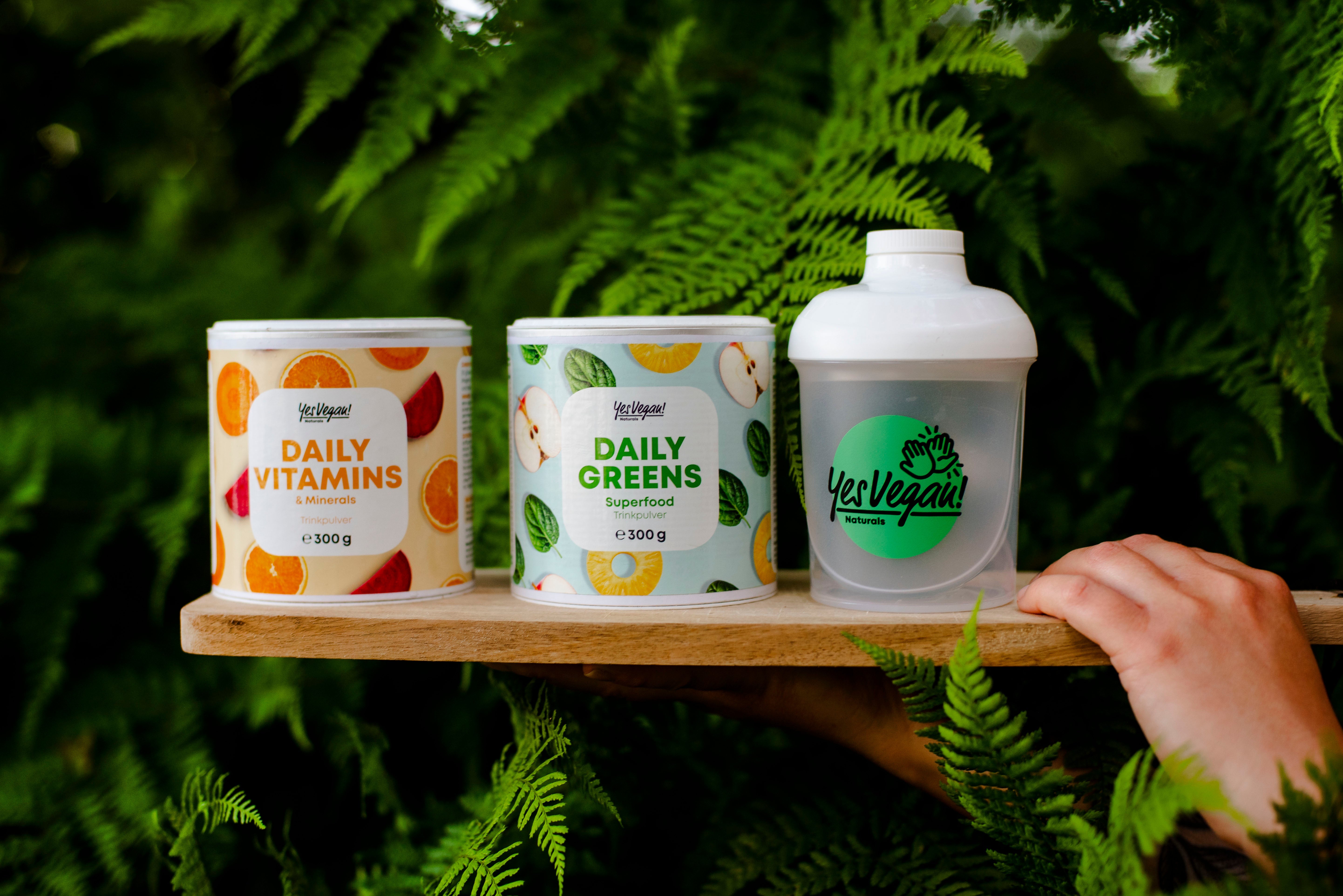 Yes Vegan Daily Greens mit Shaker im Set, vor Farn