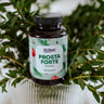 KI-generierte Abbildung (beispielhaft): Yes Vegan Prosta Forte Komplex 180 Kapseln zwischen Eukalyptuszweigen