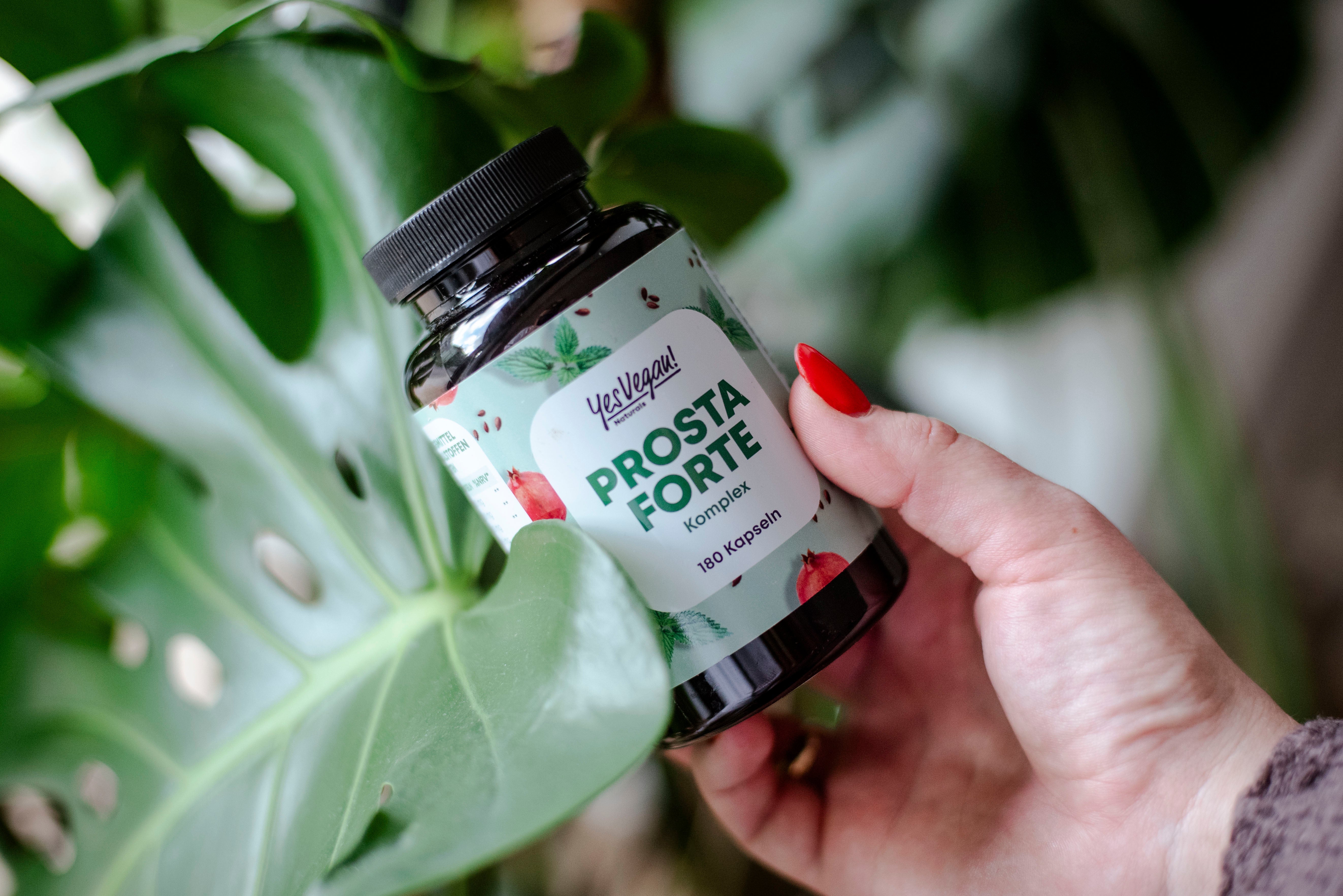 Yes Vegan Prosta Forte Dose in der Hand vor Monstera