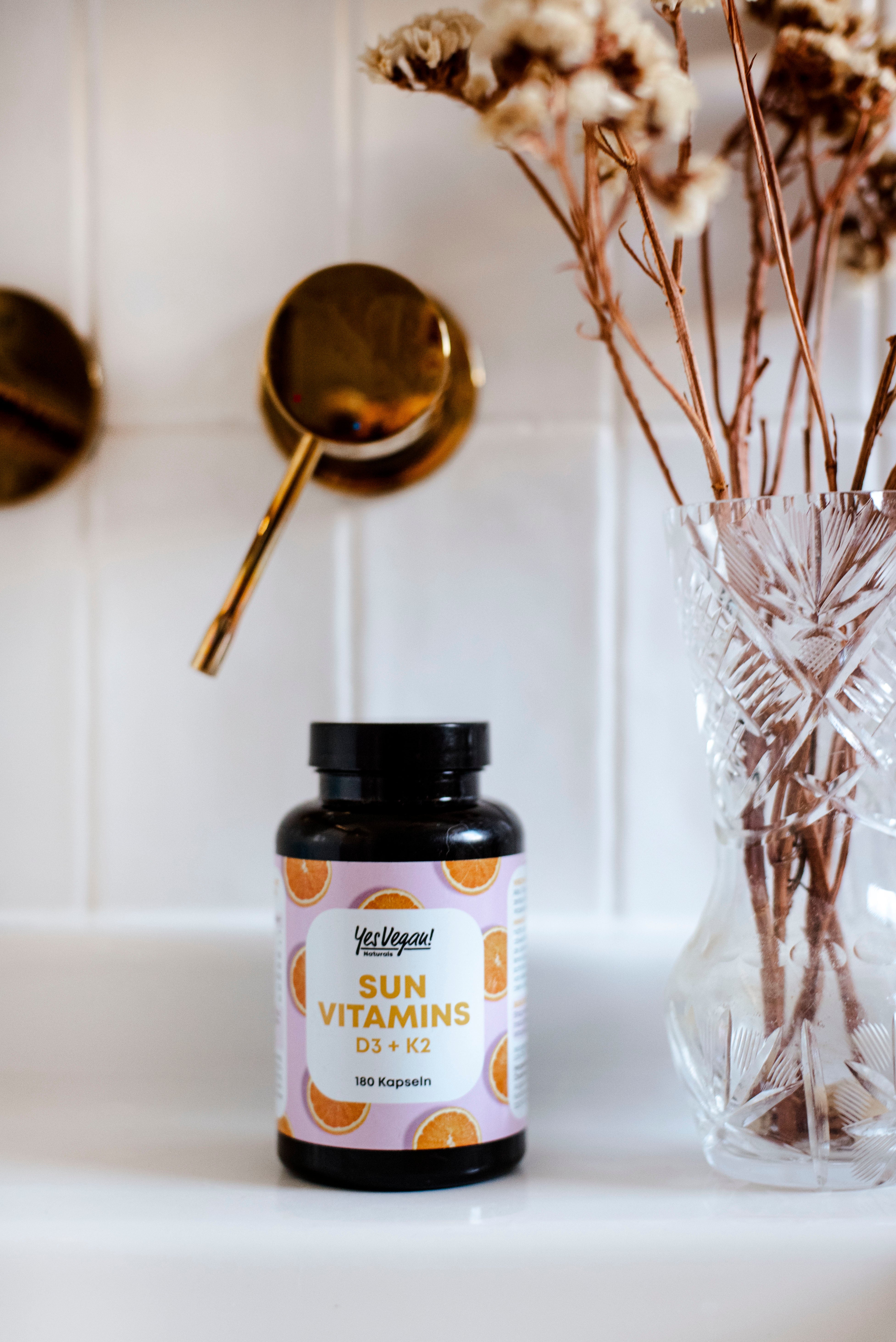 Yes Vegan Sun Vitamins Dose im Badezimmer mit Trockenblumen