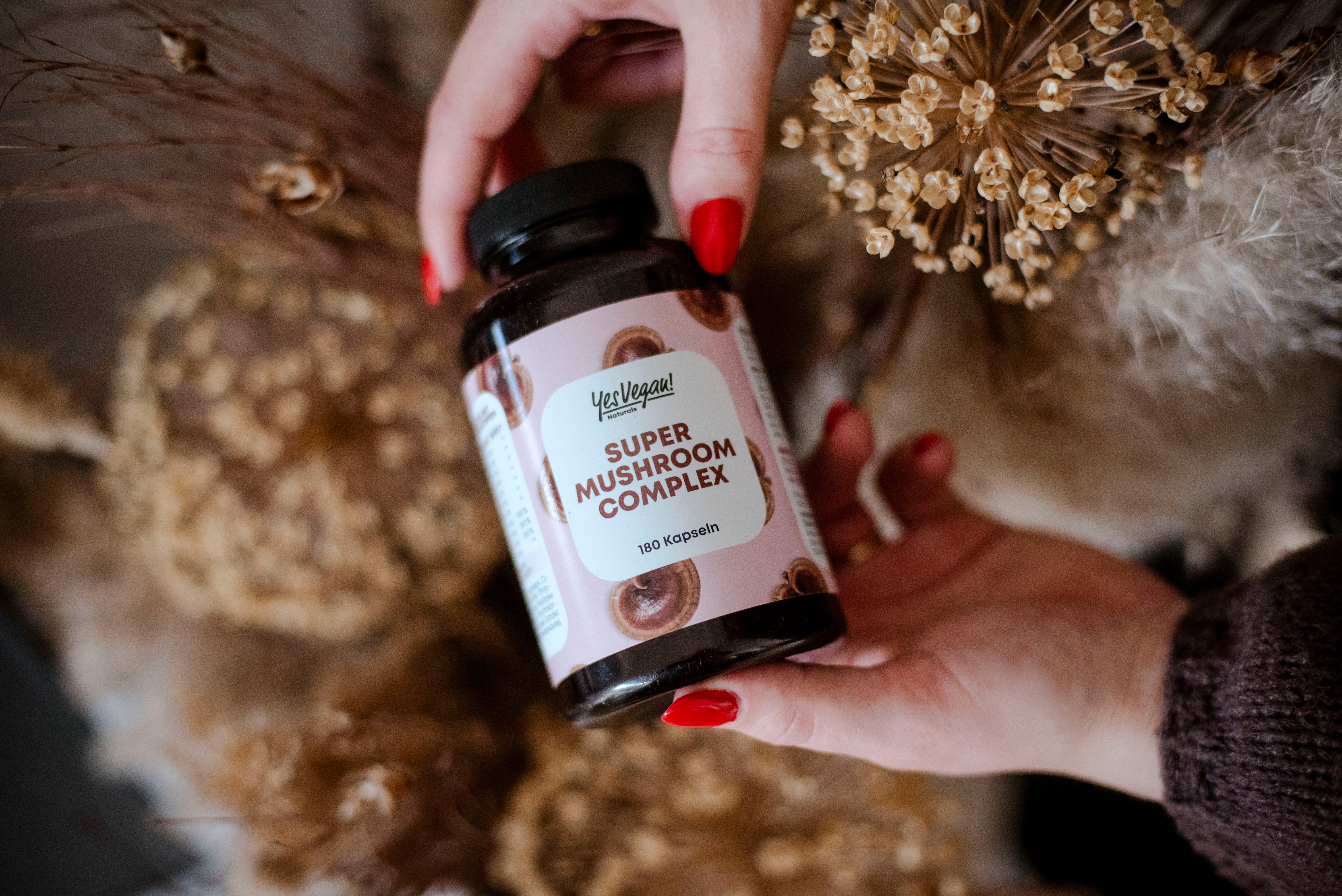 Yes Vegan Mushroom Complex Dose in zwei Händen