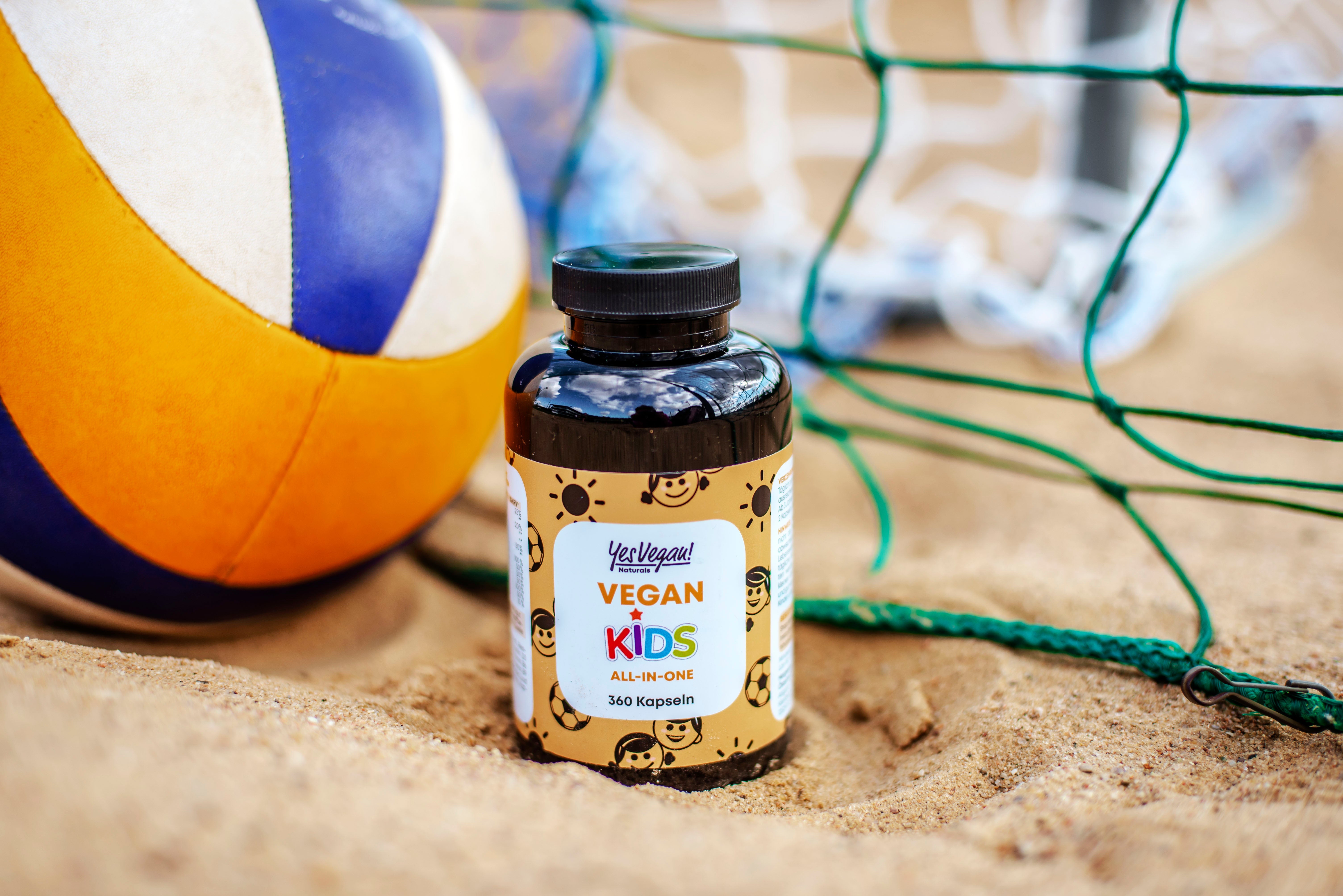 Yes Vegan Vegan Kids Dose im Sand neben Volleyball