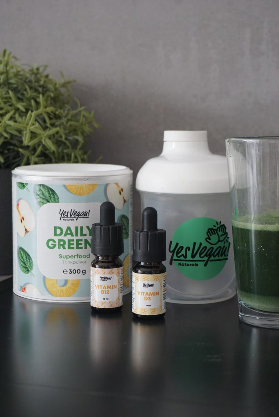 Yes Vegan Daily Greens, Vitamin B12 und D3 Tropfen, Shaker und grüner Drink