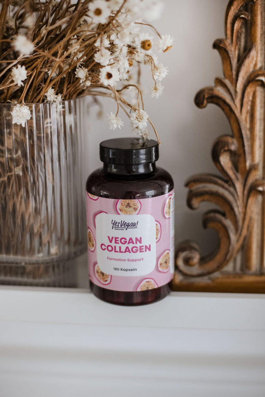 Yes Vegan Vegan Collagen Kapseln vor Trockenblumen